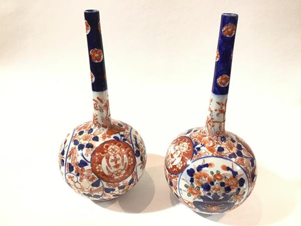 A pair of Imari style flask vases (h.25cm x 12cm) and a blue and white transfer printed plate (d.