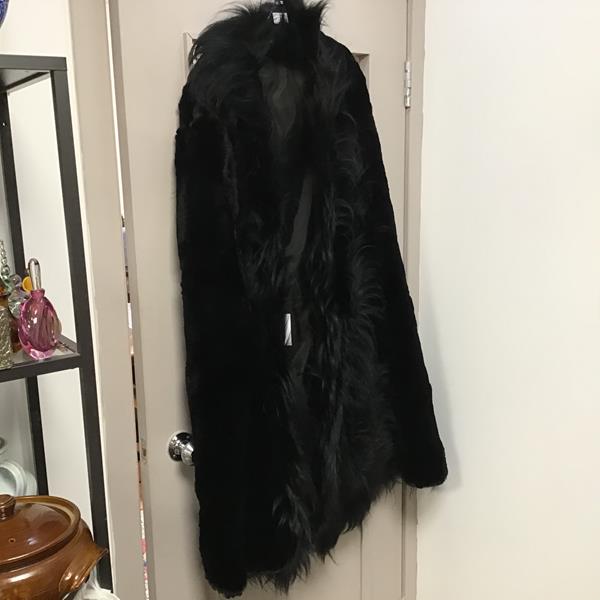 A goat fur gilet (shoulders: 50cm x length 110cm)