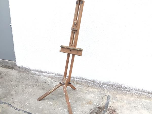 A Windsor & Newton, London vintage artist's folding studio easel (h.117cm feet fully extended: