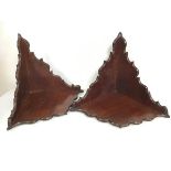 A pair of late Victorian mahogany corner hanging shelves, with naturalistic carving to edges (32cm x