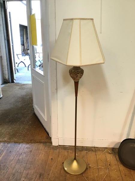 A 1970s style standard lamp, with Chinese vase style body on brass stem and circular base (h.146cm)