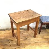 An early 20thc oak school desk, with hinged top on square supports (89cm x 61cm x 43cm)