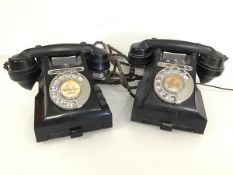A pair of vintage 1940s/50s telephones (15cm x 19cm x 21cm)