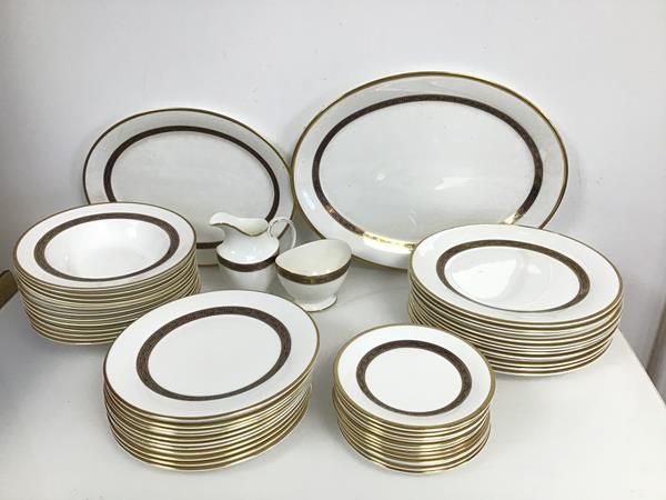 A Royal Doulton Harlow pattern dinner service, including twelve dinner plates (d.27cm), twelve lunch