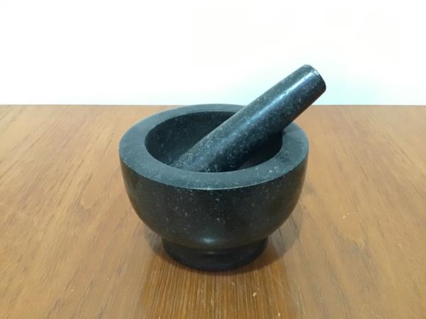 A granite mortar and pestle (mortar: h.10cm x d.15cm)