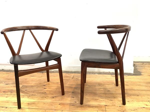 Henning Kjaernulf, a pair of model 255 chairs manufactured by Bruno Hansen, c. 1960, each hoop-