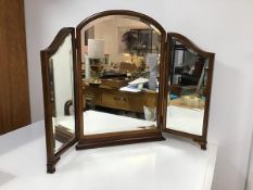 A 1930s mahogany triptych dressing table mirror each panel with bevelled glass (fully open: 56cm x