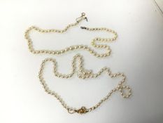 A cultured pearl necklace with 9ct gold clasp and safety chain, string detached between two