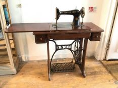 An early 20thc Singer sewing machine and treadle table (closed: 78cm x 87cm x 42cm)