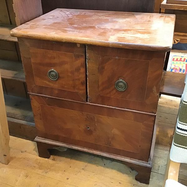 An Edwardian mahogany side cabinet fitted two doors and single drawer, on bracket feet (a/f) (75cm x