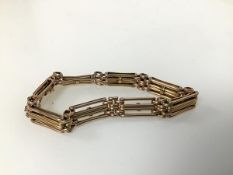 A yellow metal fancy link bracelet (1cm x 10cm)