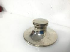 A Birmingham silver inkwell with hinged lid and wooden base (h.6cm x d.12cm)