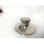 A Birmingham silver inkwell with hinged lid and wooden base (h.6cm x d.12cm)