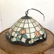 A Tiffany glass style hanging light with tulip decoration (a/f) (d.43cm)