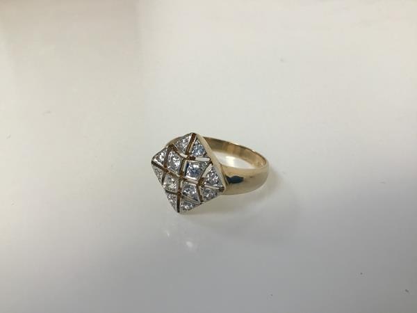 A 9ct gold dress ring with colourless stones in a pierced plaque setting (R) (3.54g)