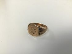 A 9ct gold Chester ring with initials K.J. (U) (6.13g)