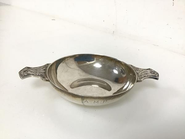 A 1944 London silver quaich, with Celtic knot design handles (2.5cm x 9cm x 14cm) (91.05g)