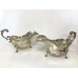 A pair of 1921 Birmingham silver rococo style sauceboats (h.11cm x 20cm x 10cm) (combined: 449.09g)