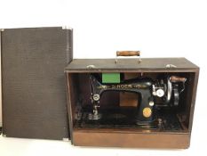 A 1930s/40s Singer sewing machine with original travelling case (case: 33cm x 23cm x 48cm)