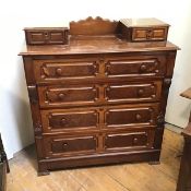 An early 20thc Federal style chest of drawers, lacking hinged mirror, fitted two jewellery drawers