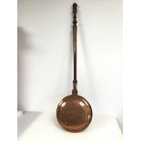 An early 20thc bedwarmer, with copper pan on turned oak handle (112cm)