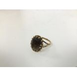 A 9ct gold ring with single citrine in claw setting (O) (4.12g)