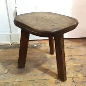 An elm milking stool with three straight supports (34cm x 34cm x 30cm)