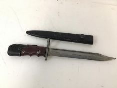 A British Enfield ELD no.7 mark 1/L bayonet in steel scabbard (33cm)