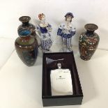 A mixed lot including three Chinese cloisonne vases (each: 15cm), a pair of Spa Italian figures of a