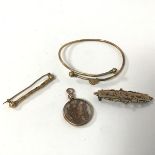 An assortment of Victorian and Edwardian 9ct gold jewellery including two bar brooches, one