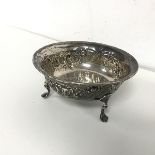 An 1892 Birmingham silver footed bowl with foliate and ribbon design (4.5cm x d.10cm) (82.51g)