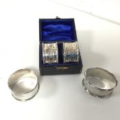 A pair of Edwardian silver napkin rings with foliate decoration in original box (each: 2.5cm x 4.