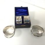 A pair of Edwardian silver napkin rings with foliate decoration in original box (each: 2.5cm x 4.