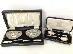 A boxed pair of Edwardian Sheffield silver soup spoons (each: 12.5cm), in original box, and two