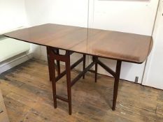A mid century mahogany gateleg table with slightly eliptical top (open: 76cm x 148cm x 84cm)