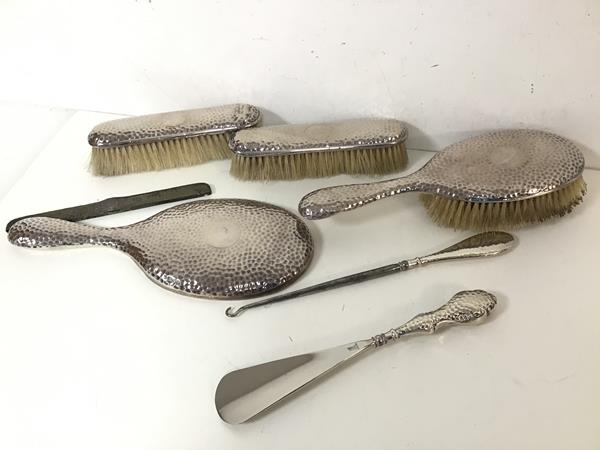 An Edwardian London silver toiletry set including hairbrush, hand mirror, clothes brushes, shoe