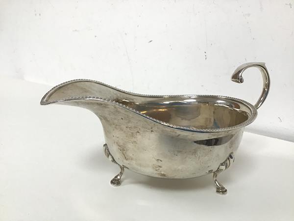 A 1961 Birmingham silver sauceboat with egg and dart edge (8cm x 16cm x 9cm) (122.30g)