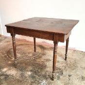 An early 19thc mahogany fold over gateleg table, the top with reeded edges with plain frieze, on