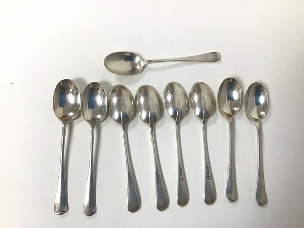 A set of nine 1921 Sheffield silver teaspoons, initialled M (combined: 207.53g)