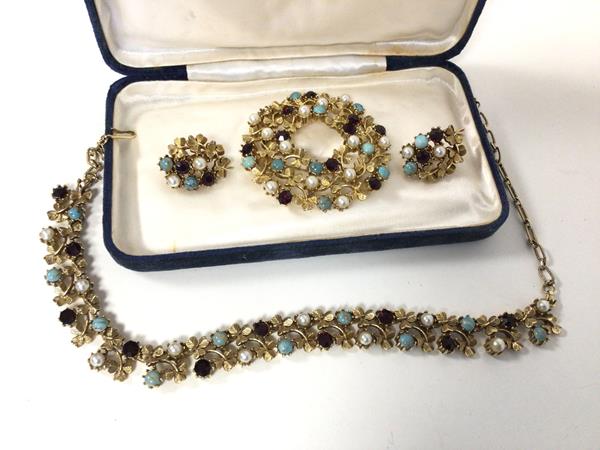 A group of costume jewellery by Jewelcraft including necklace, clip on earrings and brooch (