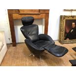 A Cassina reclining easy chair in black leather, on five footed support ((100cm x 80cm x 110cm)