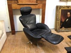 A Cassina reclining easy chair in black leather, on five footed support ((100cm x 80cm x 110cm)