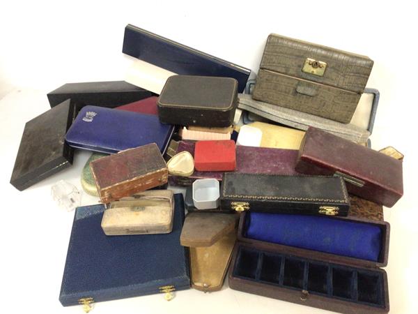 An assortment of vintage and modern jewellery boxes including several for pearl necklaces (a lot)