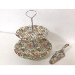 A 1960s/70s Royal Winton Cheadle pattern cakestand and cake lift (cakestand: 25cm x 25cm) (2)