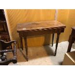 An early 19thc mahogany tea table, the top with reeded edge above a plain frieze, with gate leg,