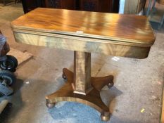 A William IV mahogany swivel top tea table with reeded edge on pedestal base with ball feet (75cm