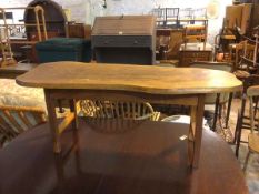 A rustic style bench or low table, on straight supports united by stretchers (43cm x 97cm x 38cm)