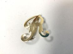 A 14ct gold brooch in the form of the initial R (2.23g)