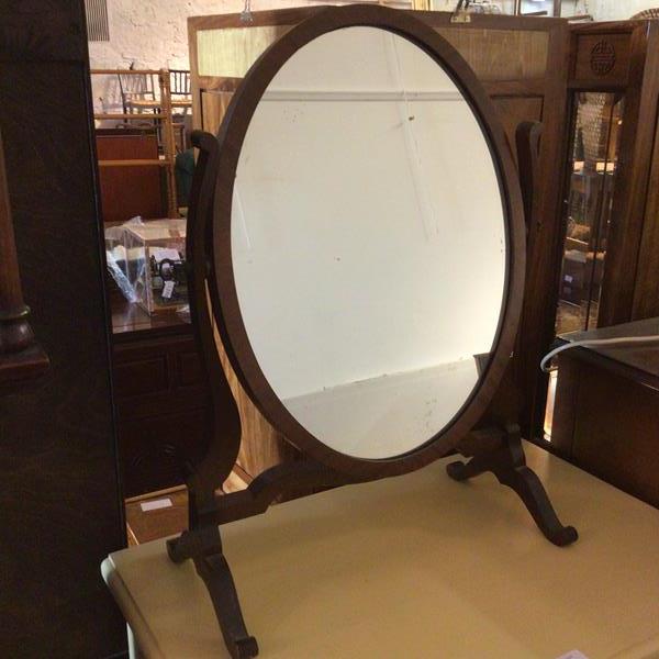 An early 20thc mahogany dressing table mirror with oval frame on trestle support (57cm x 41cm x