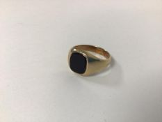 A 9ct gold signet style ring with black stone insert (W/X) (5.47g)